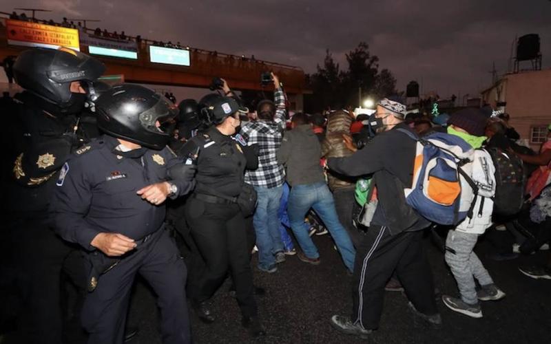 Caravana migrante se enfrenta a policías capitalinos en su llegada a la CDMX