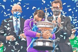 Abraza Rafael Nadal su título número 12 en Barcelona
