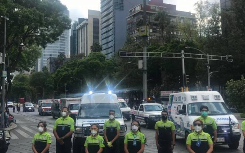 Paramédicos homenajean a compañeros muertos por Covid con caravana