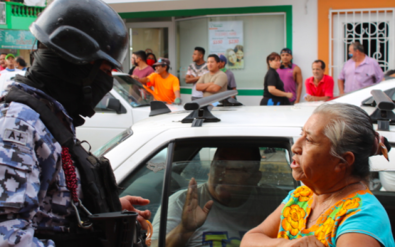 Detienen habitantes a ladrón en el centro de Acayucan; su madre dice que es inocente