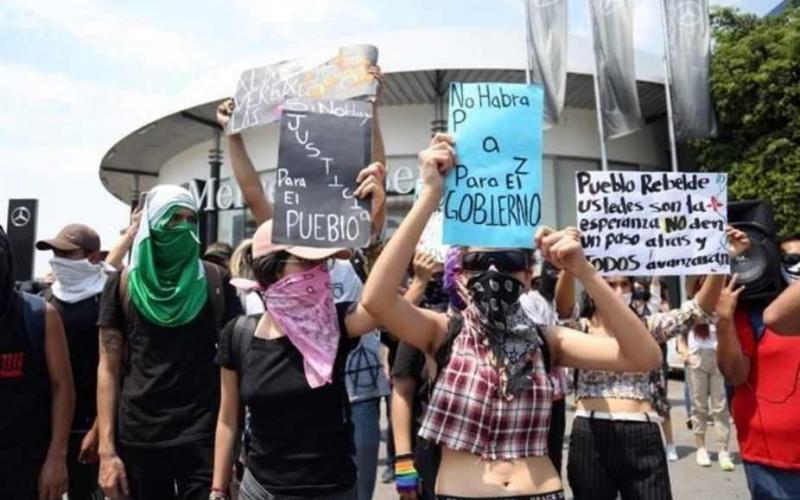 Cientos de estudiantes marchan en Jalisco por caso Giovanni