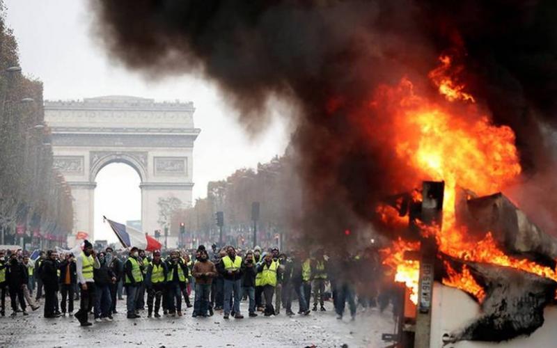 Protesta en Paris por asesinato de afroeuropeo