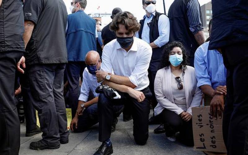 Justin Trudeau se arrodilla en protesta antirracismo afuera del Parlamento de Canada