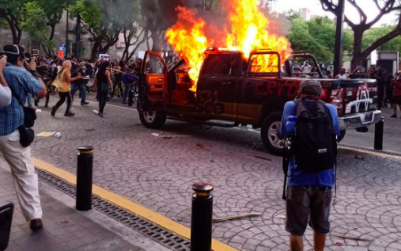 Manifestantes exigen a gobernador frenar el abuso policial en Guadalajara