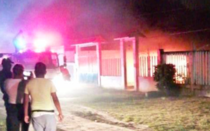 Incendian vivienda de presunto mando policiaco en Coatzacoalcos