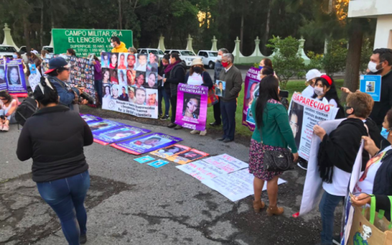 Protestan con fotos de desaparececidos a AMLO