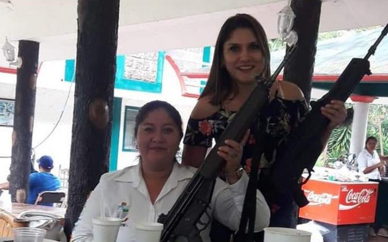 GN denuncia penalmente a funcionaria de Veracruz por posar en fotos con armas