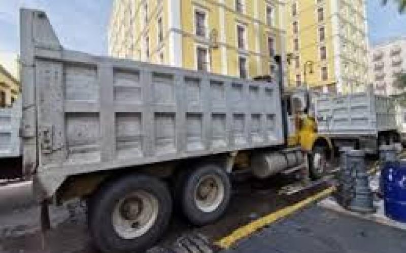 Bloquean trabajadores con al menos 500 vehículos el centro histórico de Veracruz 