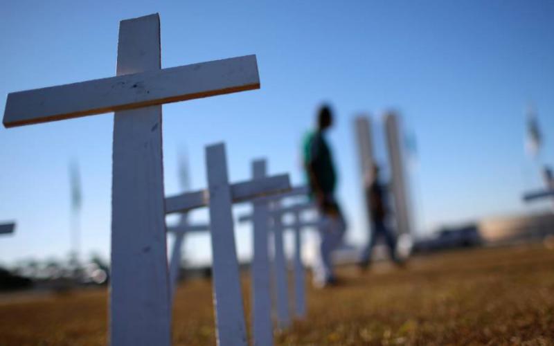 Brasil reporta más de mil 300 muertes por Covid-19 en un día