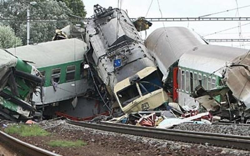 Choque de trenes en República Checa deja un muerto y 35 heridos