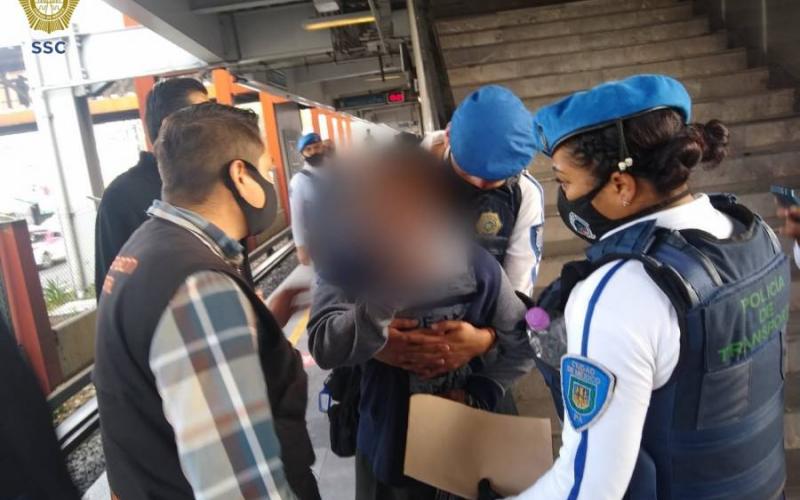 Adulto mayor intenta suicidarse en el Metro de la CDMX; policías lo impiden