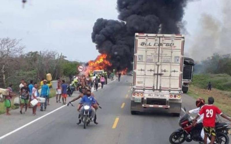 Camión incendiado deja siete muertos en Colombia