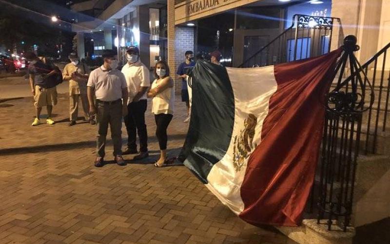 Mexicanos reciben a AMLO en la embajada con cartulinas y gritos de apoyo