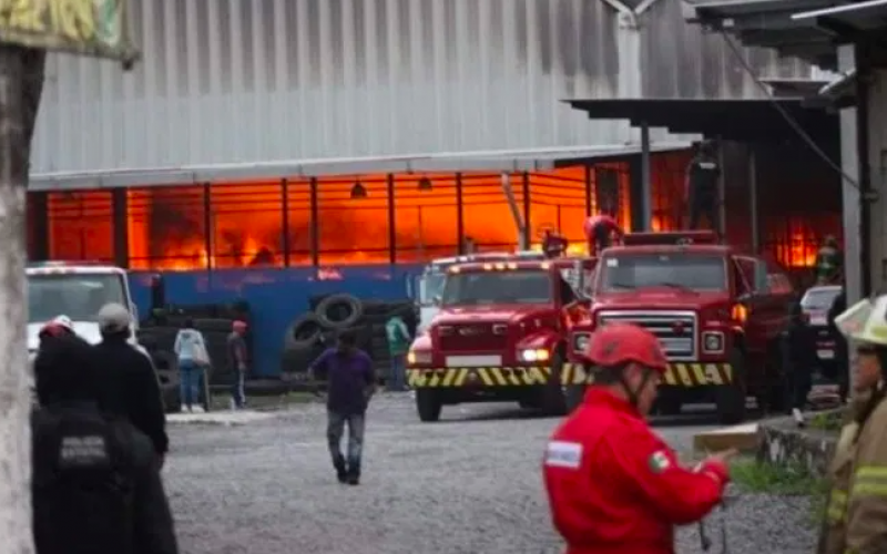 Fuego en Huiloapan, se incendia llantera