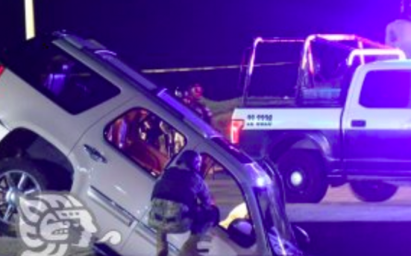 Vuelca camioneta en el malecón de Coatzacoalcos; trasciende tiroteo