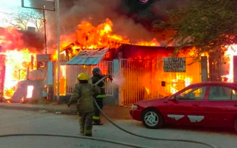 Muere abuelito en su casa bajo fuego