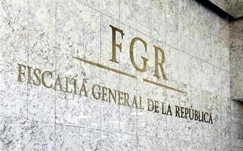 Personal de intendencia protesta por falta de pago de la FGR Veracruz