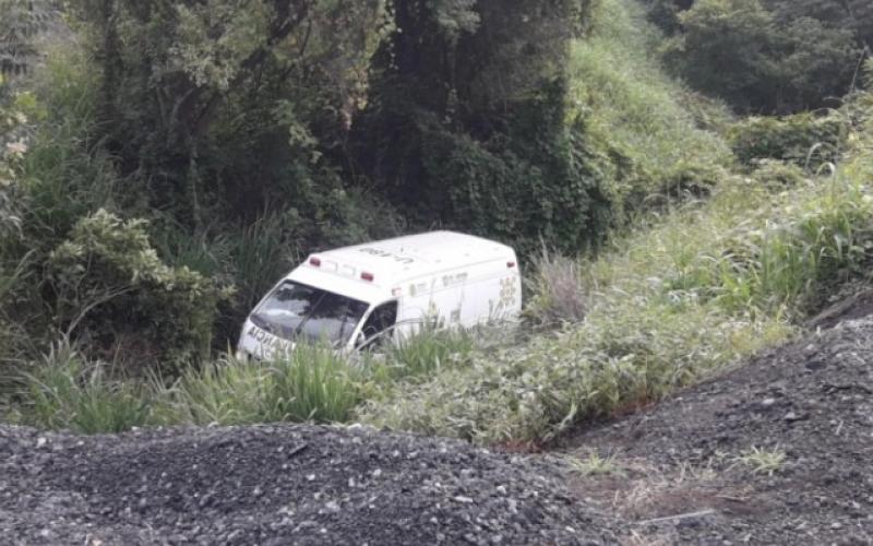 Muere paciente que trasladaba una ambulancia al volcarse en la Tinaja