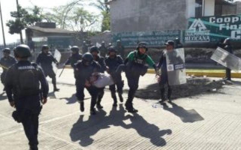 Arremeten contra policías que traspasaron un pueblo de Veracruz tras una persecución