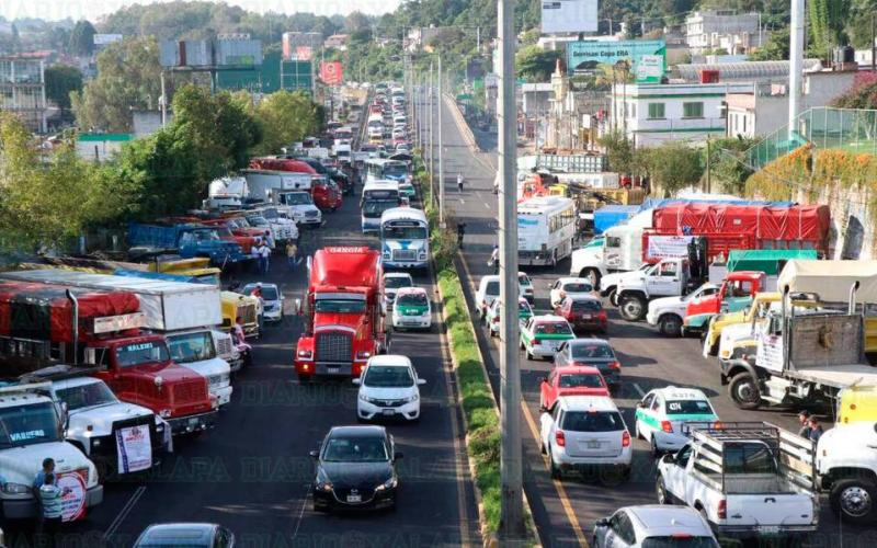 Los camioneros han dejado sus unidades de carga en la carretera de Xalapa https://www.milenio.com/estados/veracruz-bloquean-carreteras-supuestos-abusos-autoridad