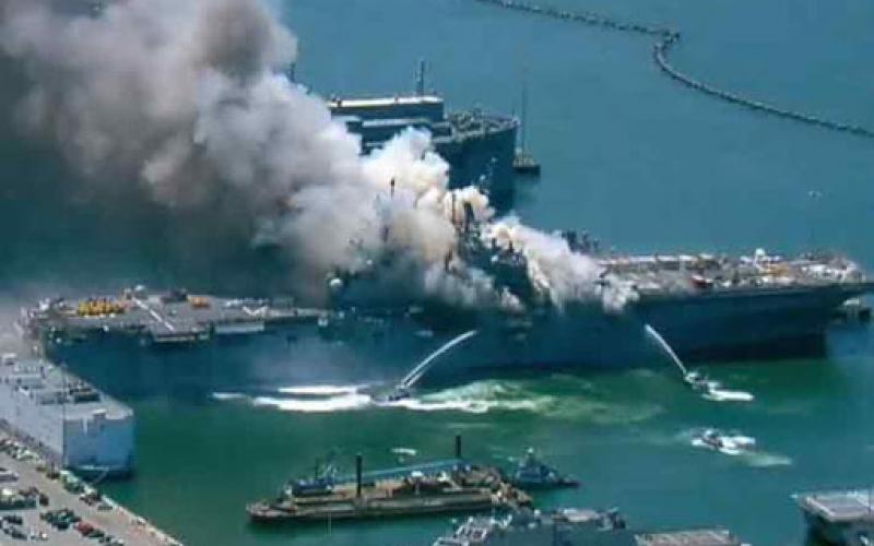 Arde buque de la armada de Estados Unidos por explosión en base San Diego