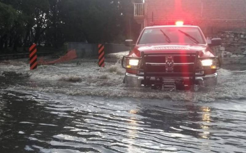 Lluvia afecta vialidades en Guadalajara se ven vehículos flotando