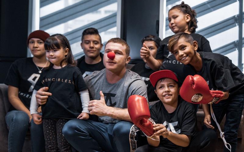 El boxeador Mexicano Saúl "Canelo" Álvarez mostró el apoyo a niños con cancer