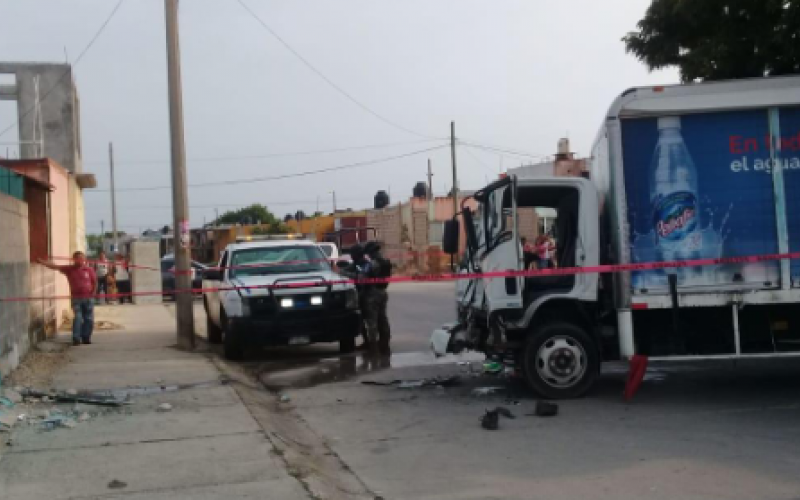 Un camión repartidor de refresco se estrella contra vivienda en Dunas de Coatzacoalcos