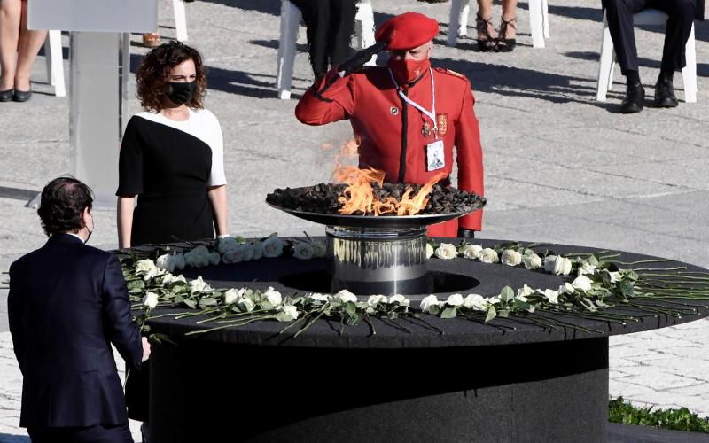  "No están solos en su dolor" España rinde homenaje a caídos por COVID19