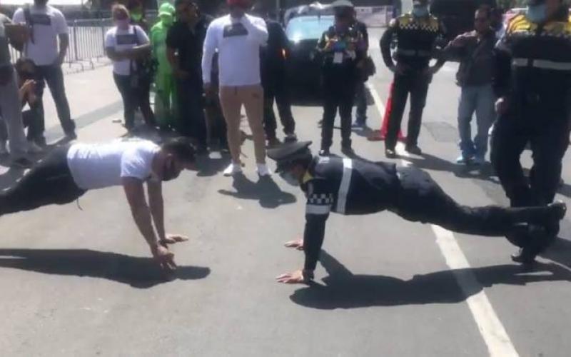 Enfrentamiento entre músculoso vs policía de transito en plena plancha del zócalo capitalino