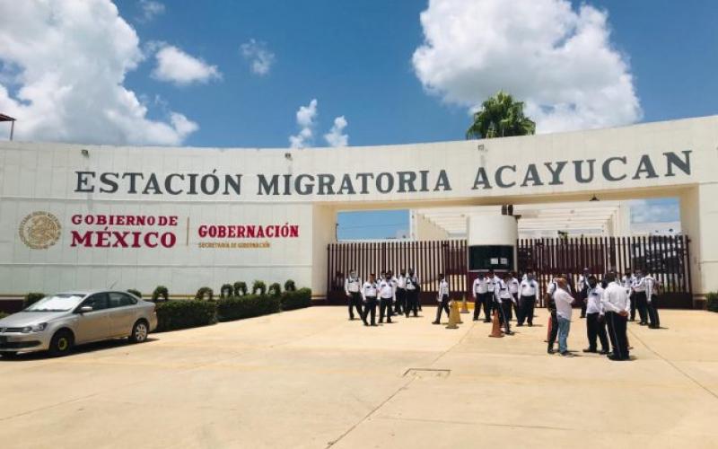 En la estación migratoria de Acayucan se manifestaron elementos de seguridad de la empresa SEICSA