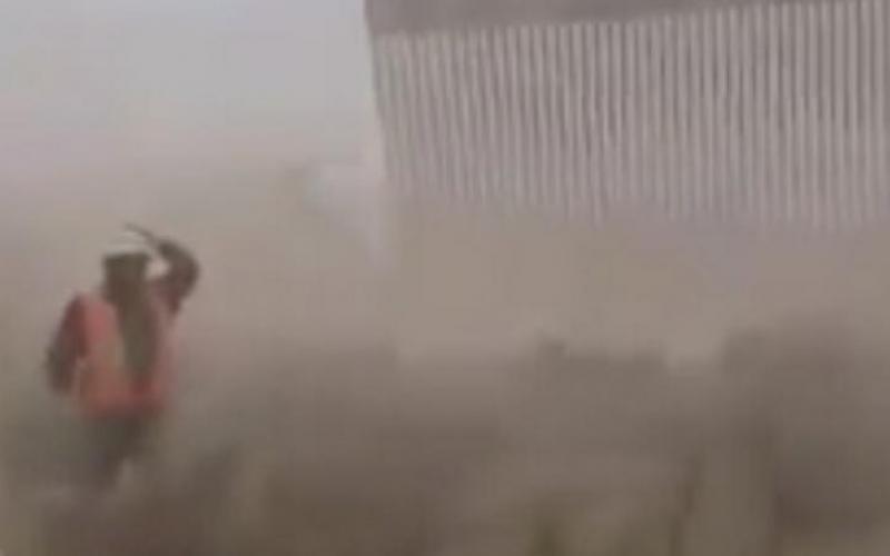 La tormenta Hanna derrumbó un tramo del muro fronterizo en Tamaulipas