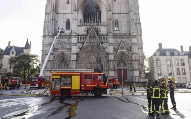 Bajo investigación el incendio intencionado en la catedral Nantes Francia