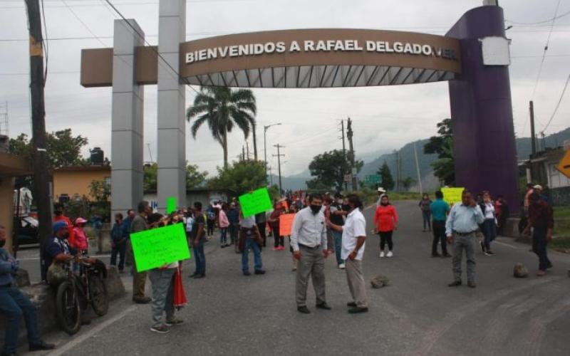 Población de Jalapilla Veracruz se mantienen inconformes de Rafael Delgado, bloquean los accesos