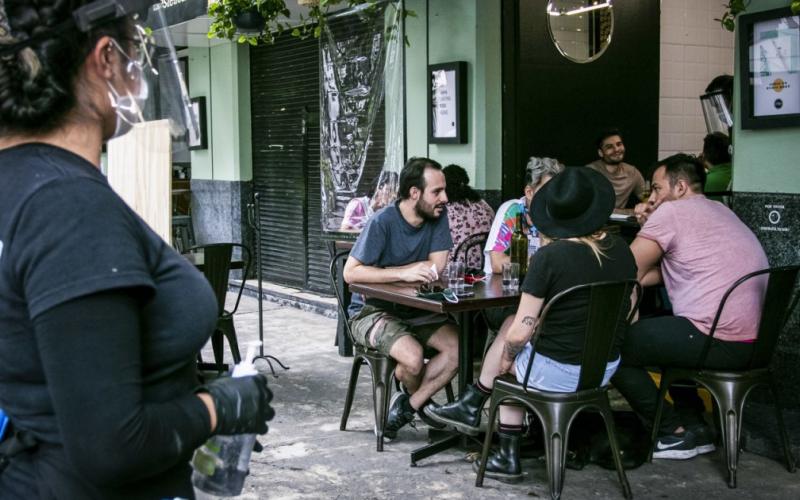 Los restaurantes sacan sus mesas en banquetas para ofrecer servicio al aire libre