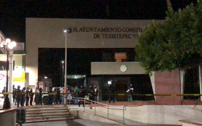 Atacan Comandancia y Palacio Municipal de Texistepec; dos policías terminaron heridos