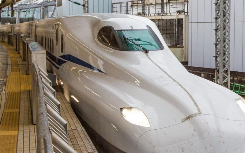 Japón inaugura un nuevo tren bala y funciona durante un terremoto