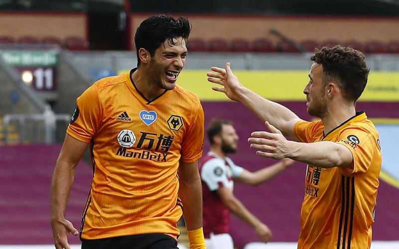 Raúl Jimenez  anotó por segundo encuentro consecutivo y mantiene a los Wolves en la esperanza Champions