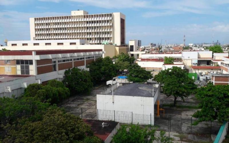 Hospital Adolfo Ruiz Cortines retira basura acumulada del estacionamiento 