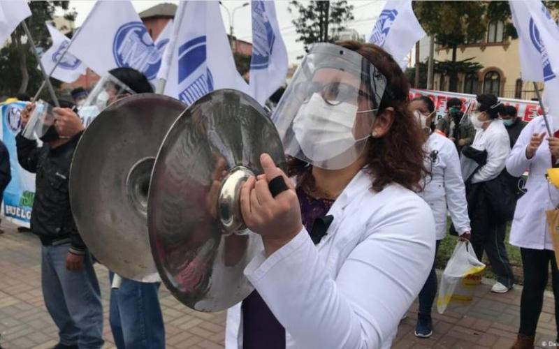 Protestan miles de médicos en Perú por falta de recursos contra Covid