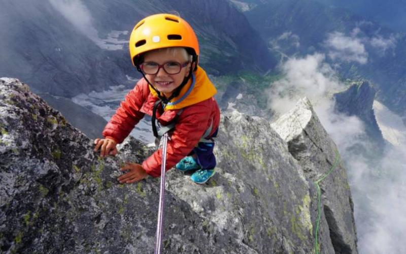 Niño de 3 años escala la montaña Piz Badile de 3.308 metros de altura