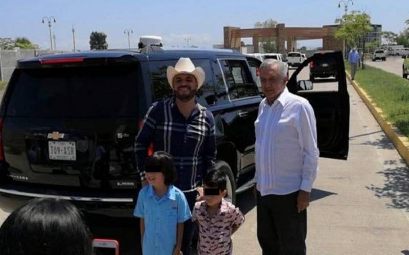 “El Komander” se toma foto con AMLO en Culiacán