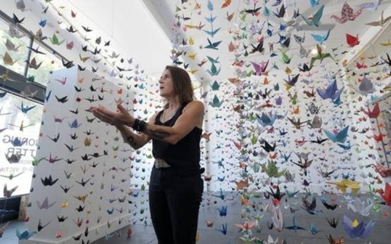 Con grullas de origami, artista de EE.UU. homenajea a víctimas del Covid-19