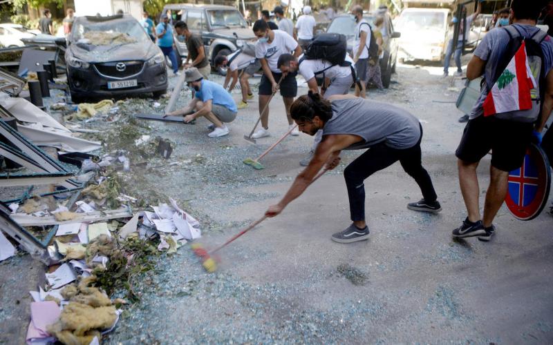 Jóvenes limpian calles, dan asilo y comida a sin casa…