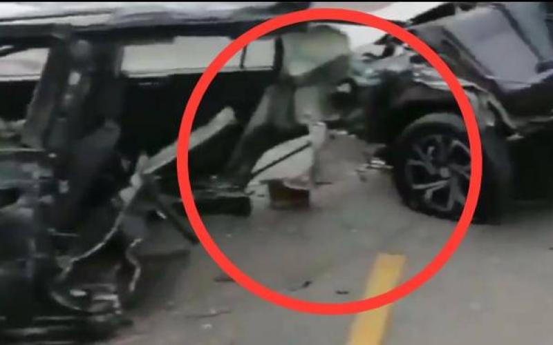 Video: En la López Portillo un auto se parte en dos