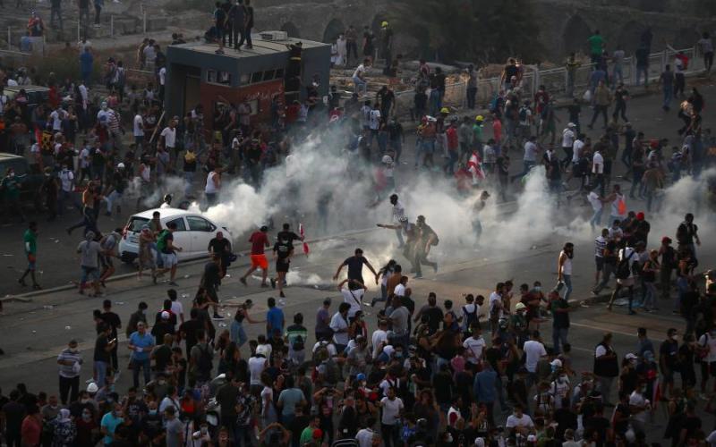 Manifestantes y policías se enfrentan en Beirut