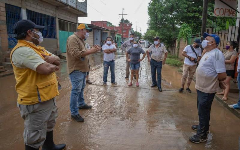  Cuitláhuac Condado ayuda a personas afectadas por tromba en Acayucan