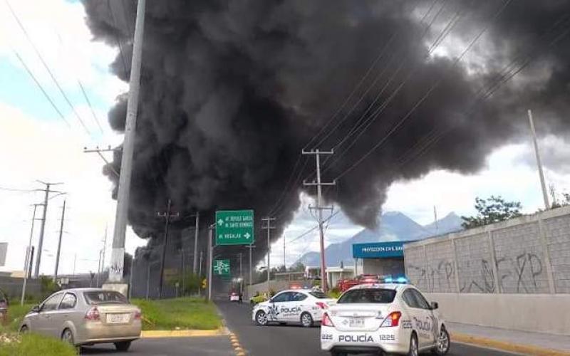 Choque entre pipa y tren provoca incendio en Nuevo León; deja dos lesionados