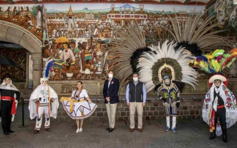 Christopher Landau impresionado por los escamoles típicos de Tlaxcala