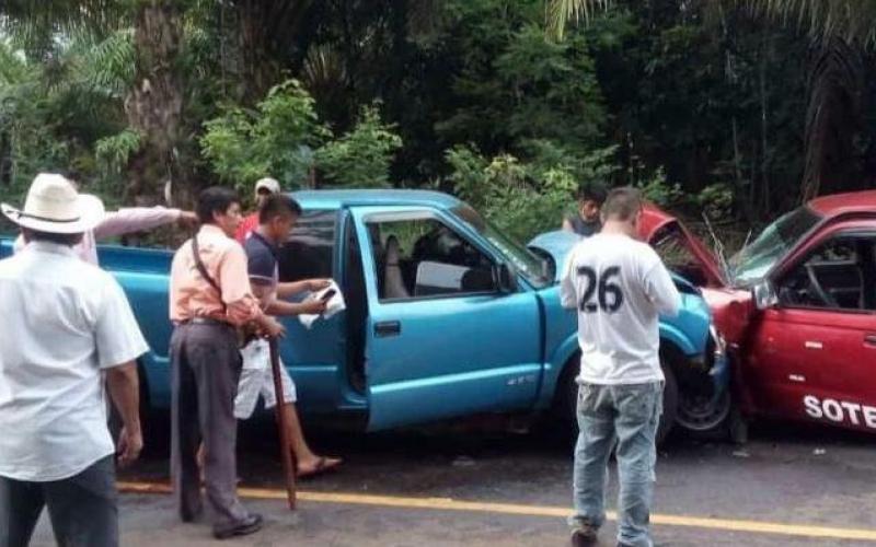  Un choque entre un mixto rural y camioneta particular deja cinco lesionados en Acayucan